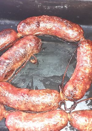Una foto de Chorizos al horno con arroz blanco y ensaladas mixta