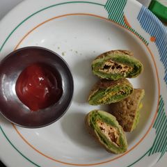 A picture of Palak kachori with corn- paneer stuffing.