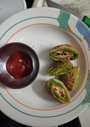 A picture of Palak kachori with corn- paneer stuffing.