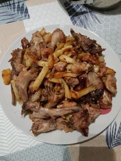Una foto de Conejo con patatas al ajo cabañil