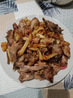 Una foto de Conejo con patatas al ajo cabañil