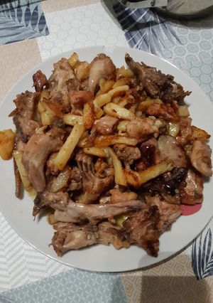 Una foto de Conejo con patatas al ajo cabañil