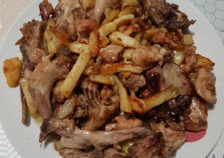 Conejo con patatas al ajo cabañil