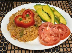 Una foto de Arroz con pollo a la chorrera