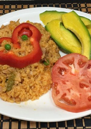 Una foto de Arroz con pollo a la chorrera