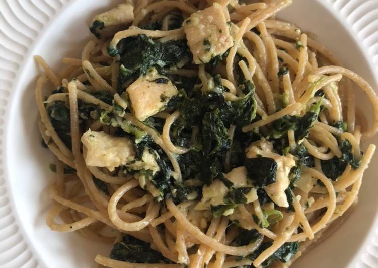 Espaguetis integrales con espinacas, pollo y queso