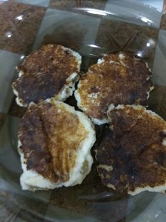 Фото Сырники с изюмом.