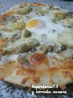 Una foto de Pizza con champiñones y alcachofas