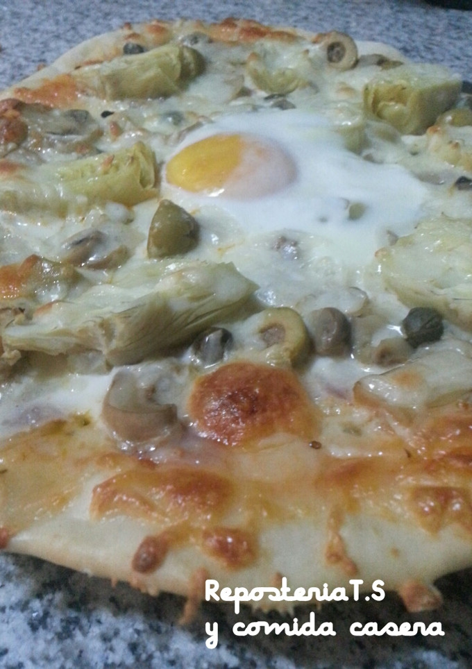 Una foto de Pizza con champiñones y alcachofas