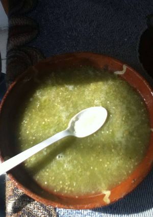 Una foto de Salsa verde de cilantro y tomatillo de milpa , estilo campirana