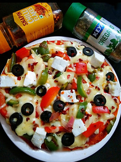 पिज़्ज़ा (pizza recipe in Hindi) रेसिपी मुख्य फोटो
