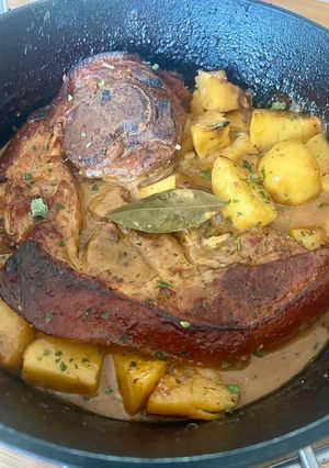 Une photo de Rouelle de porc aux épices, miel et pommes de terre 🐷🥔🍯