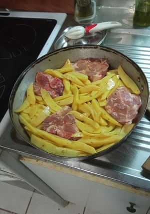 Φωτογραφία της συνταγής Χοιρινές μπριζόλες λαιμού με φρέσκες πατάτες από τον μπαξέ μας, ψημένα στην ξυλόσομπα