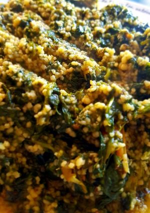 Una foto de Cous Cous con espinacas