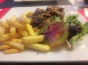 Una foto de filete de res con tomate y cebolla