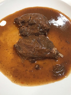 Una foto de Carrilleras en salsa de vino tinto y un punto de chocolate