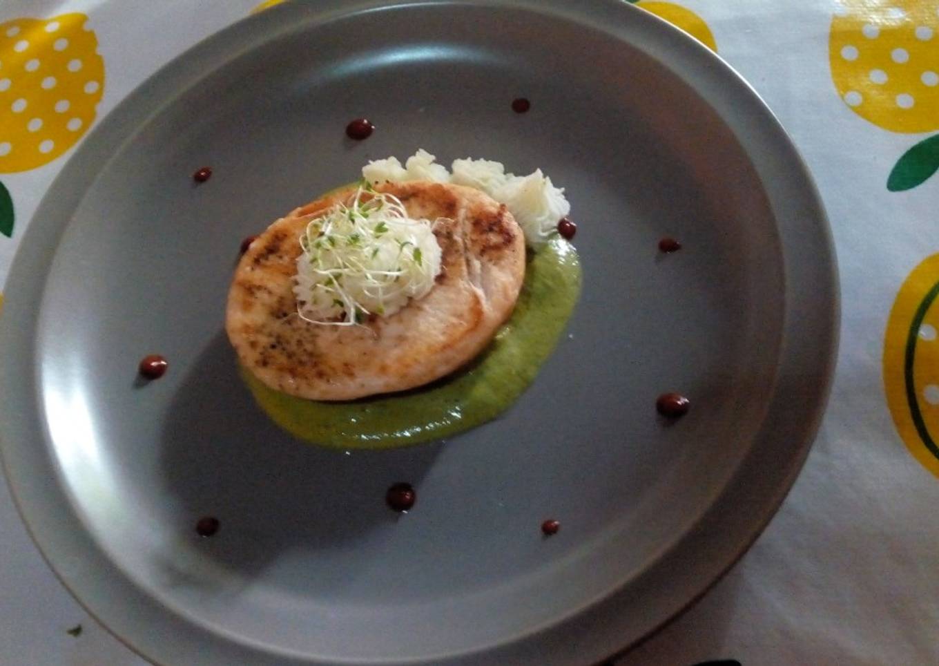 Salmón con crema de cilantro