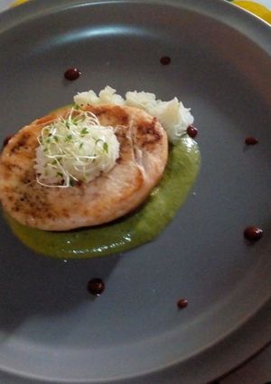 Una foto de Salmón con crema de cilantro