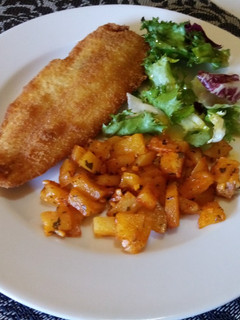 Una foto de Filetes de merluza empanados con patatas en 25 minutos