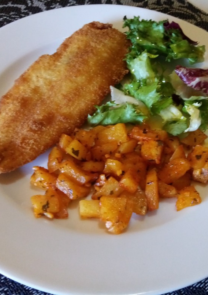 Una foto de Filetes de merluza empanados con patatas en 25 minutos