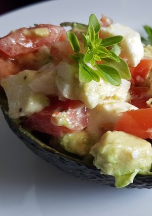 Une photo de Salade de tomate, avocat et mozzarella