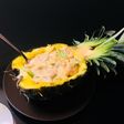 Piña rellena con sabores del mar