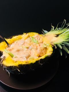 Una foto de Piña rellena con sabores del mar