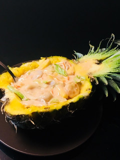Una foto de Piña rellena con sabores del mar