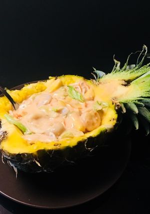Una foto de Piña rellena con sabores del mar
