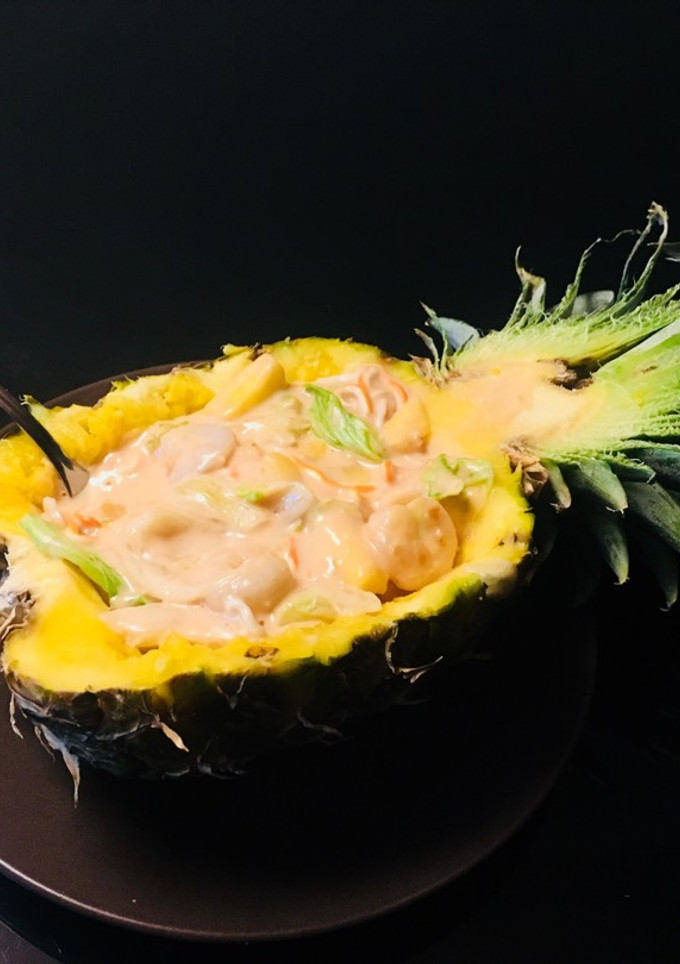 Una foto de Piña rellena con sabores del mar