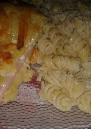 Una foto de Tortilla de papa rellena de jamón y queso