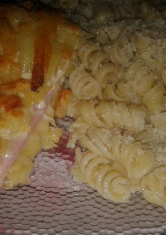 Una foto de Tortilla de papa rellena de jamón y queso