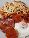 English breakfast con alubias, bacon y huevo