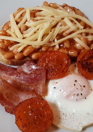Una foto de English breakfast con alubias, bacon y huevo