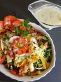 Ensalada fresca, combinada con manzana y yogurt