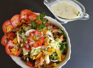 Una foto de Ensalada fresca, combinada con manzana y yogurt