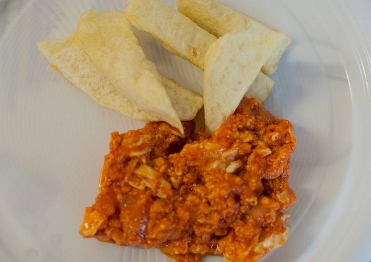 Koliko Koudo azin bé nougbagba - Patate dolci fritte e uova in salsa di pomodoro piccante