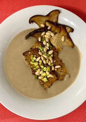 Una foto de Crema de hongos con frutos secos