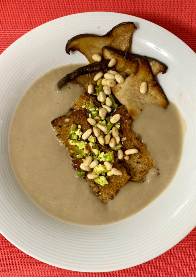 Una foto de Crema de hongos con frutos secos