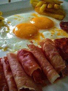 Una foto de Huevos fritos, Chorizo y Papas fritas!