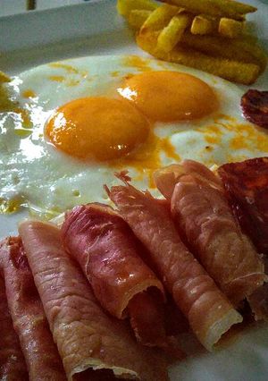 Una foto de Huevos fritos, Chorizo y Papas fritas!