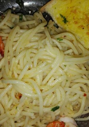 Foto resep Spagheti Aglio E Olio with Garlic Bread