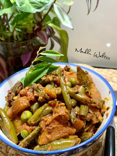 आलू, फ्रेंच बीन्स, मटर की सब्जी (Aloo french beans matar ki sabzi recipe in Hindi) रेसिपी मुख्य फोटो