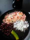 Huevos en salsa roja