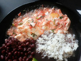 Huevos en salsa roja