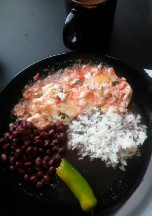 Una foto de Huevos en salsa roja