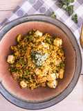 Israelischer Couscous-Salat mit frischer Minze, Erbsen und Feta