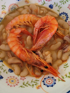 Una foto de Alubias con calamares y gambas
