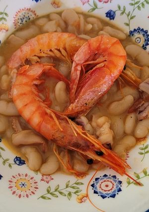 Una foto de Alubias con calamares y gambas