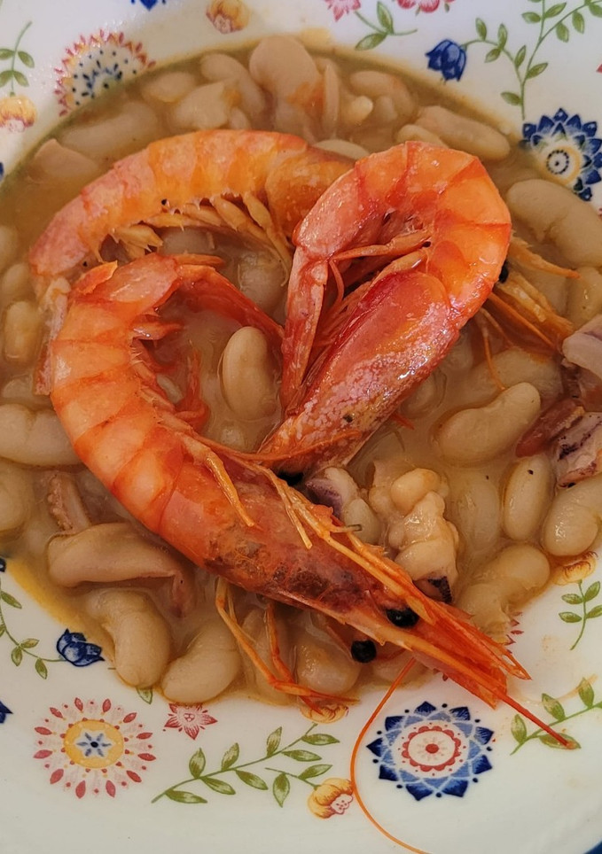 Una foto de Alubias con calamares y gambas